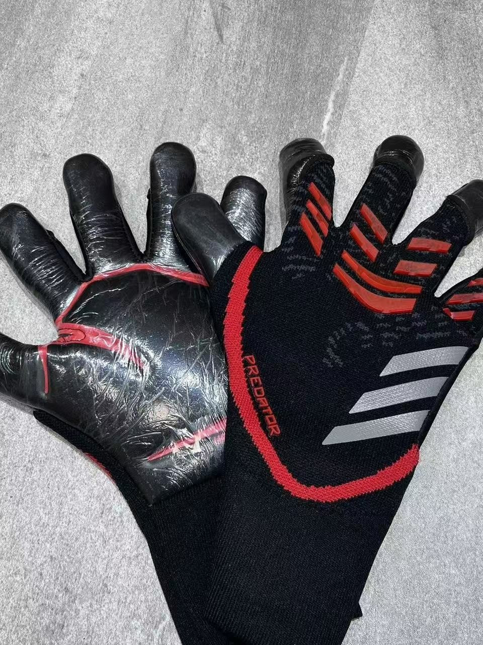 New high matching natural latex half pipe finger reverse bag wear-resistant breathable football gloves professional goalkeeper gloves